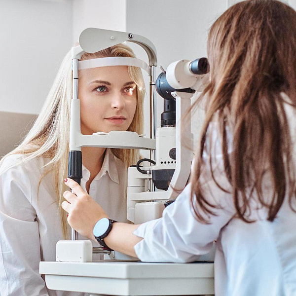 Puesto de trabajo con monitor bien posicionado y luz lateral